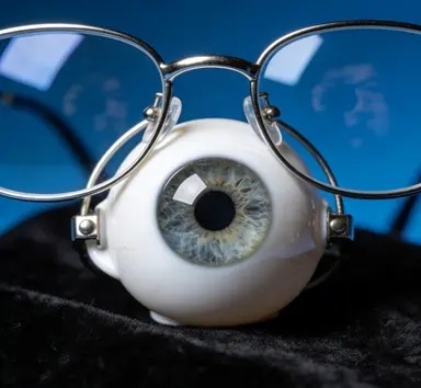 正目义眼专家正在为客户进行义眼定制服务
